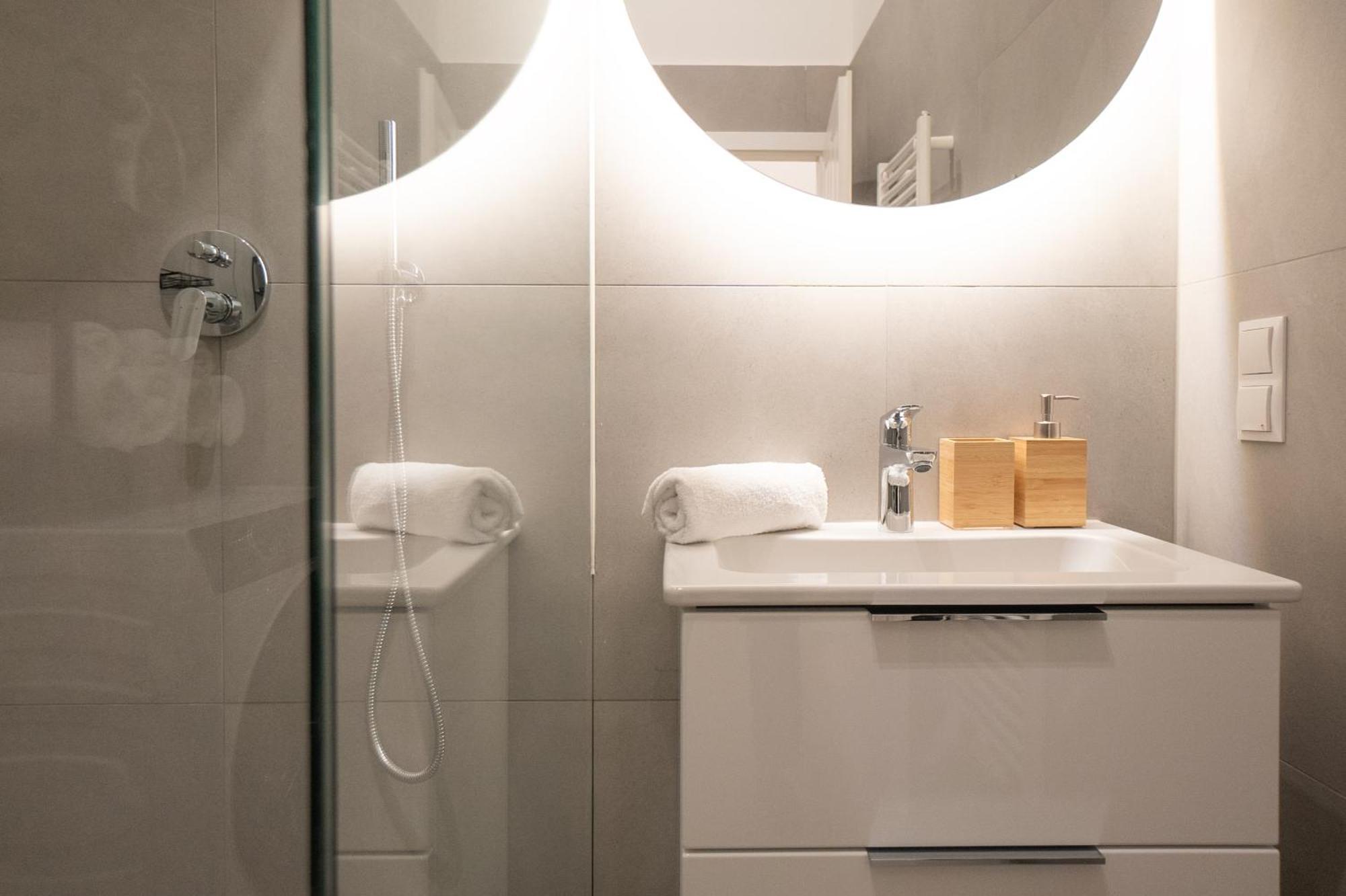 Chic & Cozy 104m2 Flat, Walk To Attractions Wien