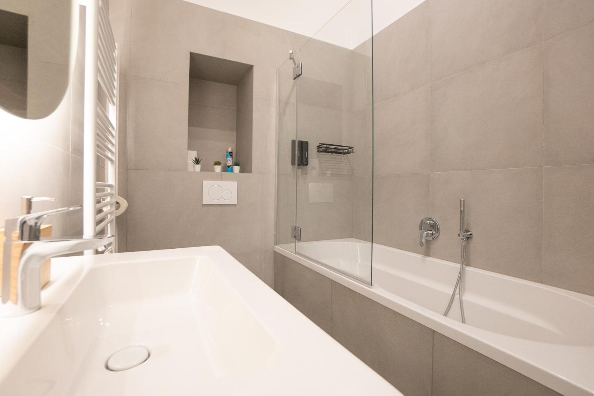 Chic & Cozy 104m2 Flat, Walk To Attractions Apartment